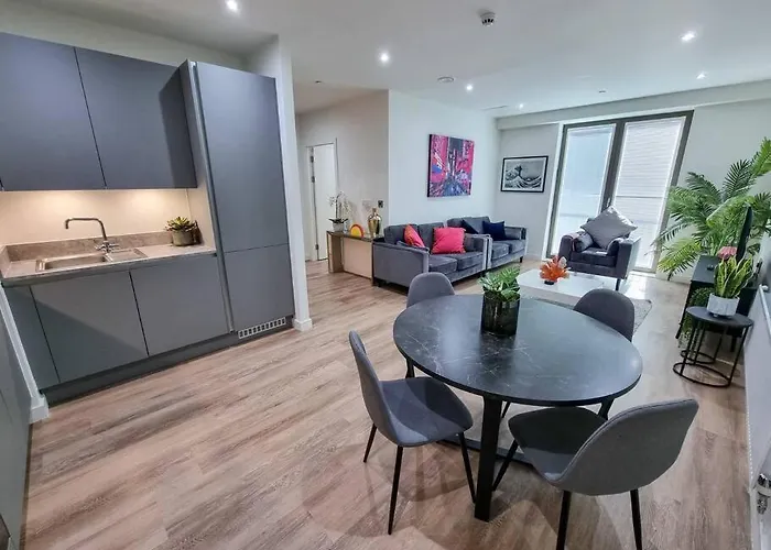 Luxury City Centre Townhouse With Parking
