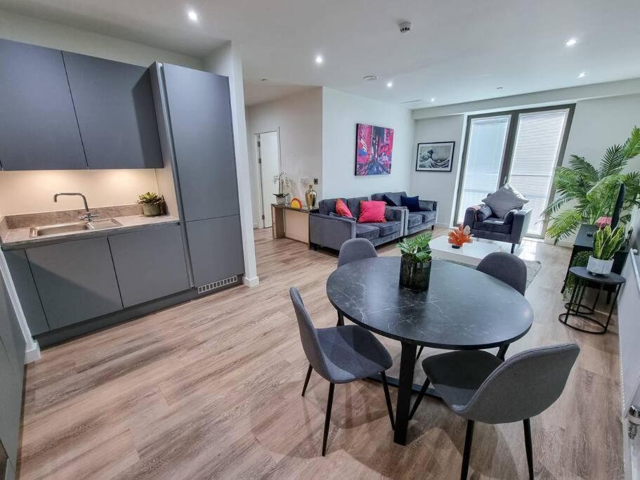 Luxury Centre Townhouse With Parking *
