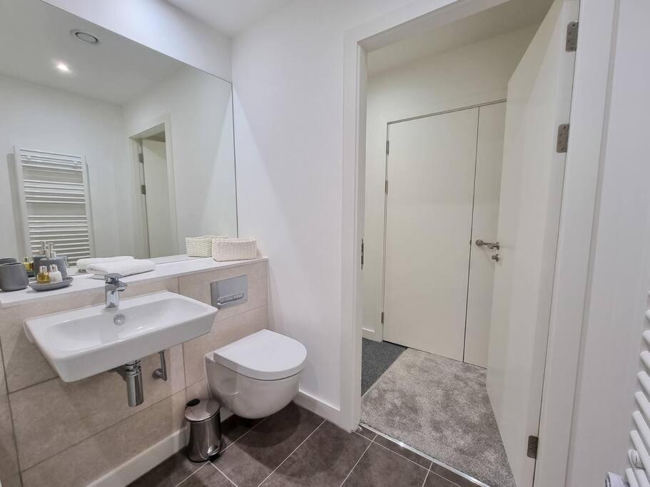 Luxury Centre Townhouse With Parking *